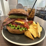 ブーストバーガー - ブーストバーガー(チーズ×2、アボカド、ベーコン) 1,400円　平日ランチセット(ポテト、ドリンク) +250円