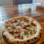 GROTTA PICCOLA  - サルシッチャと青唐辛子のピッツァビアンカ