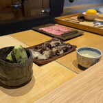 鮨 三心 - 目の前に広がる本日の食材たちに釘づけ。