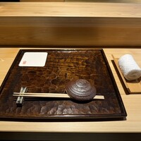 鮨 三心 - 器やお盆、椀、焼き物にもこだわっています。