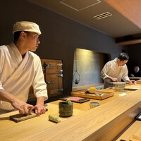 鮨 三心 - 凛とした山葵の薫る、檜のカウンター。