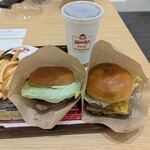 ウェンディーズ・ファーストキッチン - てりやきバーガー+
ウェンディーズバーガーUSAダブル+ポテトドリンクセット(フレンチフライL+ペプシコーラL)。

