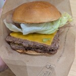 ウェンディーズ・ファーストキッチン - パティの感じ。ビーフを練って食べてる感満載。