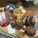 天然こうぼぱん とことこ - ビーツと竹炭のヤツが、一際目を引く米倉涼子(　ﾟдﾟ)