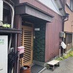 朝日屋 - 店舗右の玄関から入ると、奥の座敷スペースに行けます
