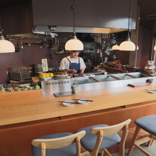 気軽に立ち寄れるおしゃれな酒場。飲み会やデートにも♪