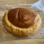 チェリーブランジュ - 料理写真:カスタードクリームパン１６０円。  自家製のカスタードがたっぷり入ったふんわりパンです。