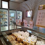 アトリエ・ド・フロマージュ - 料理写真:内観。チーズ類だけでなく、スィーツやピッツァ(冷凍)なども売っている