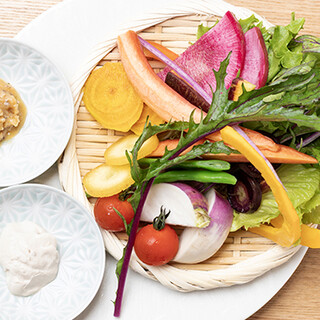 産地直送！契約農家から仕入れる新鮮野菜を使った一品料理も魅力