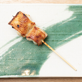 ジューシーで柔らかい食感が堪らない、伊達鶏の炭火焼き鳥を満喫
