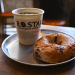 R.O.STAR - コーヒー(ICED / R)@税込180円、ブルーベリーベーグル@税込250円