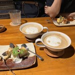 Cafe LINQ Takasegawa - ケーキを2種類頼んで、それを半分にシェアしてもらった。可愛く飾ってくれて、とっても嬉しい