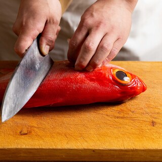 Delicious Fish: Fresh seafood, including Kinmedai, delivered directly from Toyosu every morning.