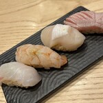 すしや コトブキ JRJP博多ビル店 - たい握り、生エビ握り、ほたて握り、トロ炙り握り