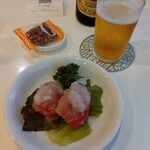 新川デリー - トマトサラダとビールとお菓子のつまみ