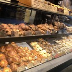 満 - 種類豊富な店内