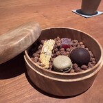 しろ - ビスコッティ
      フランボワーズのグミ
      柚子味噌のガナッシュと甘夏ピューレのチョコ
      ほうじ茶のマカロン