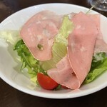 自然派ワインとアテ Ｆ - ハムと野菜のサラダ