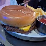 Space 220 Restaurant - 子供のメイン SMASHED BURGER
