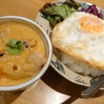 CHALO - マッサマンカレー1,000円＋目玉焼きトッピング100円✨6月上旬の週替わりメニュー。じゃがいも、人参、鶏肉がゴロゴロ。辛さは なくココナッツミルクがやさしいクリーミーなカレー。目玉焼きは半熟です♪