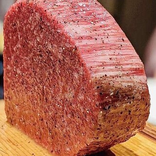 飛騨牛を中心に良質なお肉をご用意。オーダー後に手切りでご提供