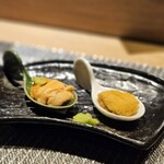 秋葉原 鮨 上村 - ミョウバンを使ってない雲丹(右側)