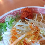 幸楽苑 - 辛いニンニク投下