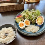 バルバルキッチンアメリ - サラダランチ：前菜盛合せ＆帆立のカルパッチョ(¥800)