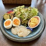 バルバルキッチンアメリ - サラダランチ：前菜盛合せ＆帆立のカルパッチョ(¥800)