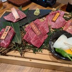 炭火焼肉 笑門来福 - 特選上セット(神戸牛モモ、ヘレ、上ロース、ミスジ、上カルビ、焼野菜)
