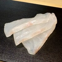 神楽坂 鮨 りん - クエ　塩、自家製ポン酢、わさび醤油で
