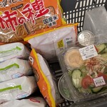イオンスタイル - 料理写真:サラダホープと柿の種と〜お買い上げ♪(会計後撮影)