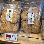 植田鰹節店 - かつお煎餅　お店で撮影しています