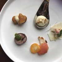 MAIN DINING by THE HOUSE OF PACIFIC - 前菜5種盛合わせ(香住蟹と根セロリ / 白人参のムース /イベリコ豚のインボルティーニ / スモークサーモンアボカドタルタル /安納芋のニョッキ)