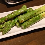 飲んべぇ食堂 らくだ屋 - アスパラ炭火焼き