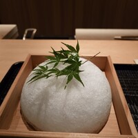 橦木町 しみず - 氷室の節句にちなんだお造りの上の氷のカバー
