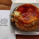 MAISON CLASSIC FACTORY - ブリュレシュークリーム(780円)　ブリュレ部分はパリッとしていてほろ苦さがあり、シュー生地は若干固めでカスタードクリームはトロトロ