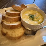 ビストロ ガーデン - アリゴ（チーズ入りマッシュポテト）バケット添え