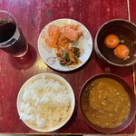 とん彩や - サービスのドリンクバー、鮭、キムチ、生玉子、ライス、カレー