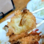 キッチン よろずや - エビフライ食べ放題定食(最初の20本)のエビフライ断面、エビが見えないくらいの分厚い衣