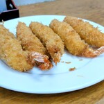 キッチン よろずや - エビフライ食べ放題定食の追加1回目のエビフライ5本