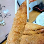 キッチン よろずや - エビフライ食べ放題定食(最初の20本)のエビフライリフト