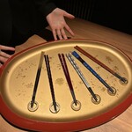 すすきの焼肉きらく - 箸を選ぶ