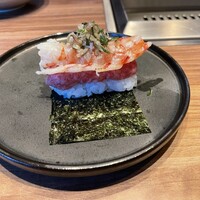 焼肉うしごろ 新宿三丁目店 - 白海老とユッケの手巻き寿司