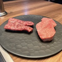焼肉うしごろ 新宿三丁目店 - 厚切りの黒タンとハラミ