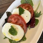 オステリアガウダンテ 神戸ハーバーランド店 - トマトとモッツァレラチーズ