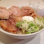 頑者 - ラー博は俺の社員食堂。  期間限定、ガンジャチャーシューメン、大盛り！  さらにアブリチャーシューまでのせちゃう贅沢！  厚さ1cmほどのチャーシューが3枚、これだけでおなかいっぱいになる