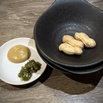 おでん屋遊 - お通し＆おでん用の辛子と"絶品"青唐辛子