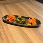 東京焼肉 黒木 - キムチ盛り合わせ
