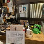 おでん屋遊 - 店内・カウンター席。客が帰った瞬間に一枚！